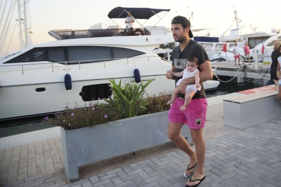 Cesc Fabregas en vacances à Ibiza avec sa compagne Daniella Seeman et leur bébé Lia ainsi que ses coéquipiers du Barça José Manuel Pinto et Lionel Messi, venu avec sa compagne et leur fils Thiago le 8 juillet 2013.