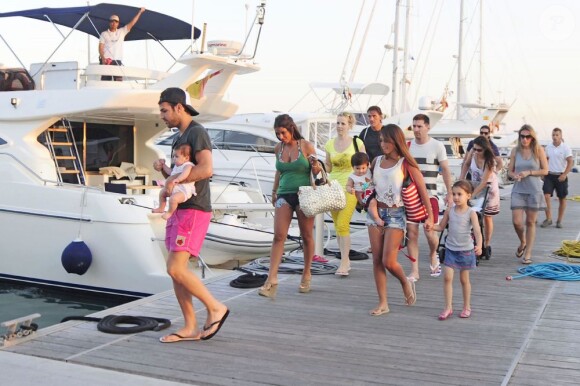 Le footballeur Lionel Messi à Ibiza avec sa belle Antonella Roccuzzo et leur fils Thiago ainsi que ses coéquipiers du Barça José Manuel Pinto et Cesc Fabregas, venu avec sa compagne Daniella Seeman et leur fille Lia le 8 juillet 2013.