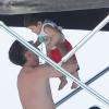 Lionel Messi en vacances à Ibiza avec Antonella Roccuzzo et leur fils Thiago ainsi que ses coéquipiers du Barça José Manuel Pinto et Cesc Fabregas, venu avec sa compagne Daniella Seeman et leur fille Lia le 8 juillet 2013.