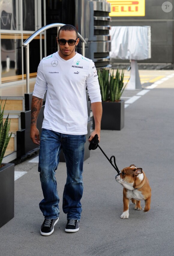 Lewis Hamilton et son chien lors du Grand Prix d'Espagne le 10 mai 2013 à Barcelone