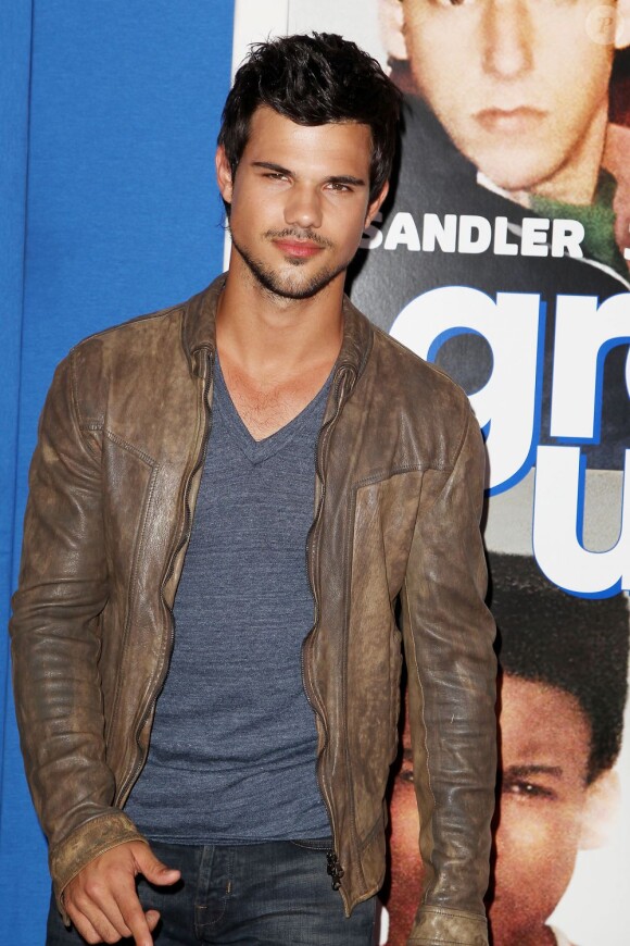 Taylor Lautner pose à la première de Copains pour toujours 2 à New York le 10 juillet 2013.