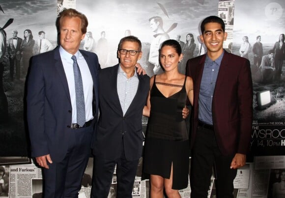 Jeff Daniels, Michael Lombardo (programmateur de la chaîne HBO), Olivia Munn, Dev Patel à la première de la saison 2 de "The Newsroom" au Paramount Theater à Los Angeles, le 10 juillet 2013.