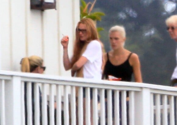 Exclusif - Lindsay Lohan fume une cigarette le jour de ses 27 ans pendant sa cure de désintoxication à Malibu le 2 juillet 2013