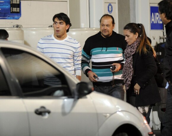 Carlos Tevez revient dans son quartier natal de Fuerte Apache avec sa femme Vanessa ansilla pour participer à un match amical près de Buenos Aires le 1er juillet 2013. 