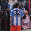 Carlos Tevez participe à un match amical dans quartier natal de Fuerte Apache près de Buenos Aires le 1er juillet 2013 devant sa femme Vanessa Mansilla.