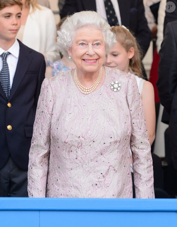 La reine Elizabeth II dans la loge royale du premier concert du Coronation Festival, le 11 juillet 2013 dans les jardins de Buckingham Palace.