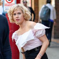 Amy Adams : Blonde et transformée, mais toujours séduisante pour Christoph Waltz
