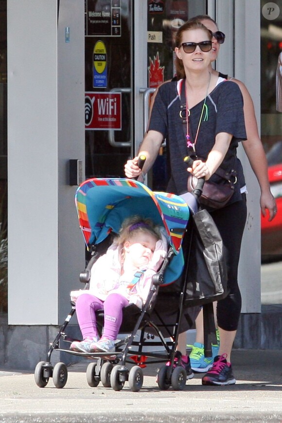 Amy Adams avec sa fille Aviana à Vancouver le 11 juillet 2013.