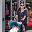 Amy Adams et sa fille Aviana à Vancouver, le 11 juillet 2013.