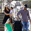 Ali Landry enceinte avec son mari Alejandro Gomez Monteverde et leurs deux enfants Estela et Marcelo, à Los Angeles, le 13 mars 2013.