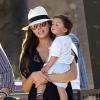 Ali Landry enceinte à Los Angeles avec sa fille Estela le 13 mars 2013.