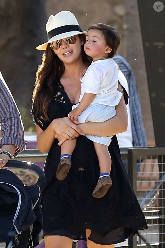 Ali Landry enceinte à Los Angeles avec sa fille Estela le 13 mars 2013.