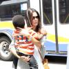 Sandra Bullock et son fils Louis prennent un vol à Los Angeles, le 12 juillet 2013.