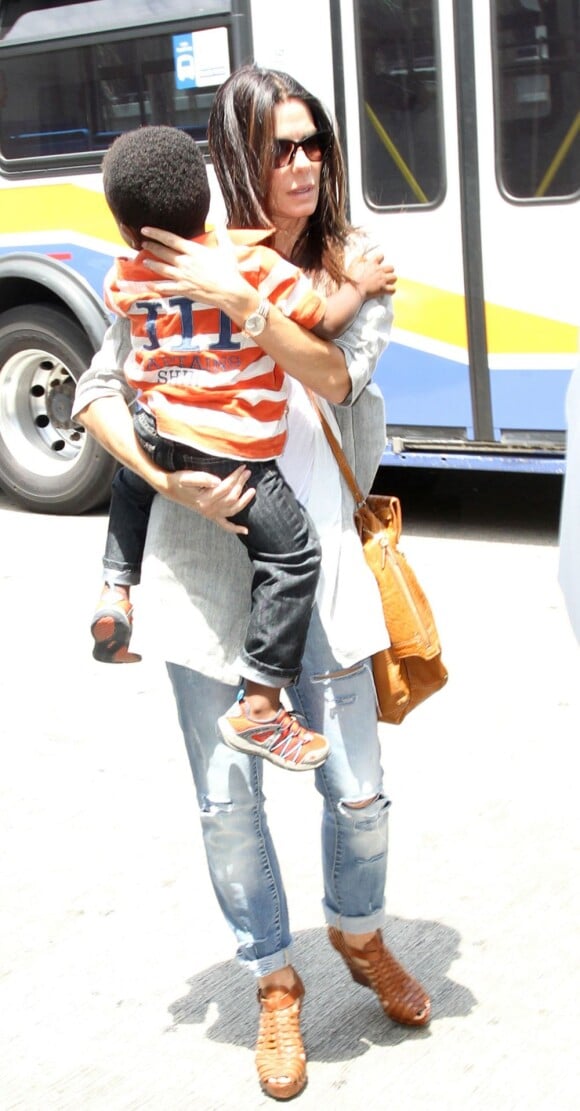 Sandra Bullock et son fils Louis prennent un vol à Los Angeles, le 12 juillet 2013.