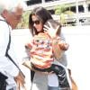 L'actrice Sandra Bullock et son fils Louis prennent un vol à Los Angeles, le 12 juillet 2013.