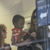 Sandra Bullock et son fils Louis prennent un vol à Los Angeles, le 12 juillet 2013.