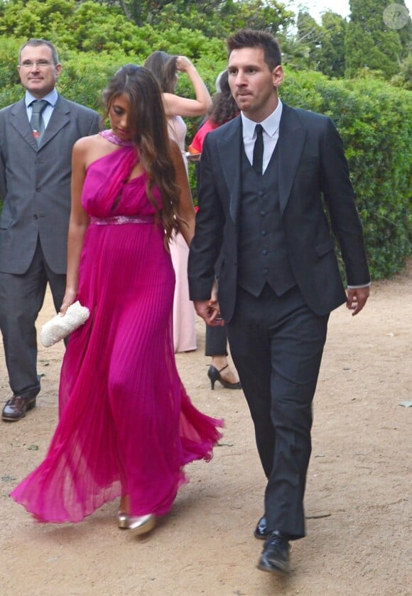 Lionel Messi avec sa petite amie Antonella Rocuzzo au mariage de son coéquipier Xavi à Blanes le 13 juillet 2013.