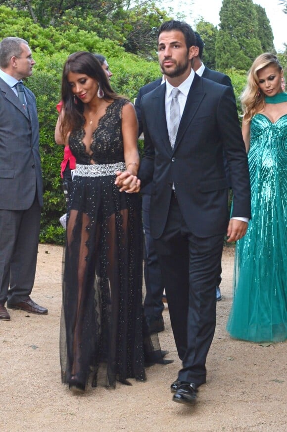 Le footballeur Cesc Fabregas et Daniella Semaan au mariage de son coéquipier Xavi à Blanes le 13 juillet 2013.