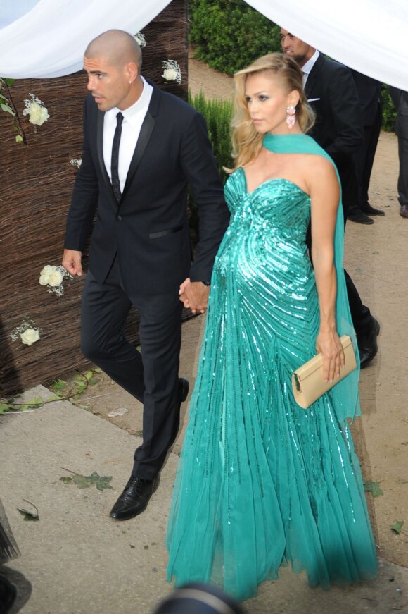 Victor Valdés et sa femme Yolanda Cardona, enceinte, au mariage de son coéquipier Xavi à Blanes le 13 juillet 2013.