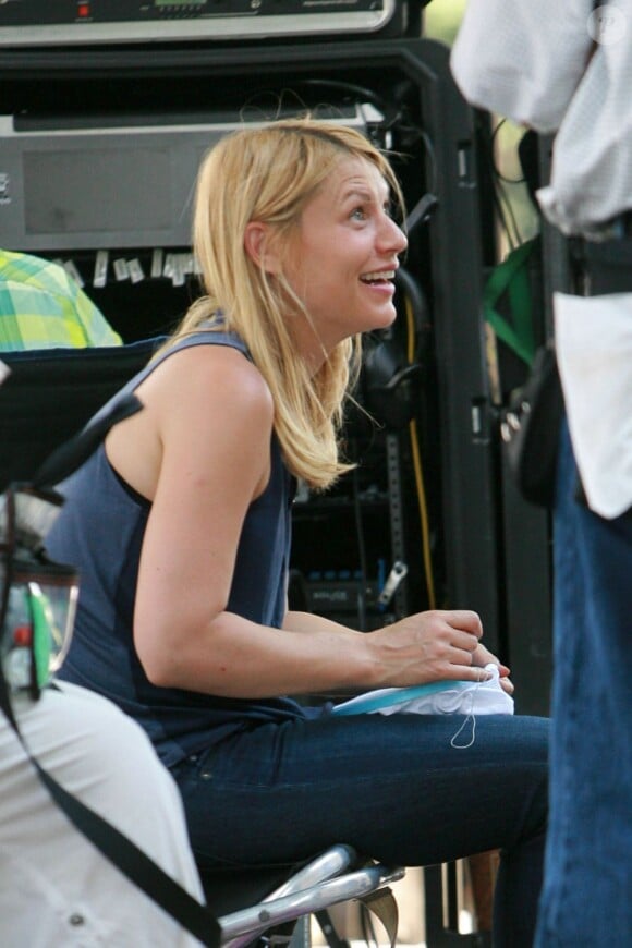Entre deux prises, Claire Danes se détend avec du point de croix sur le tournage de la saison 3 de "Homeland" à Charlotte en Caroline du Nord, le 10 juillet 2013.