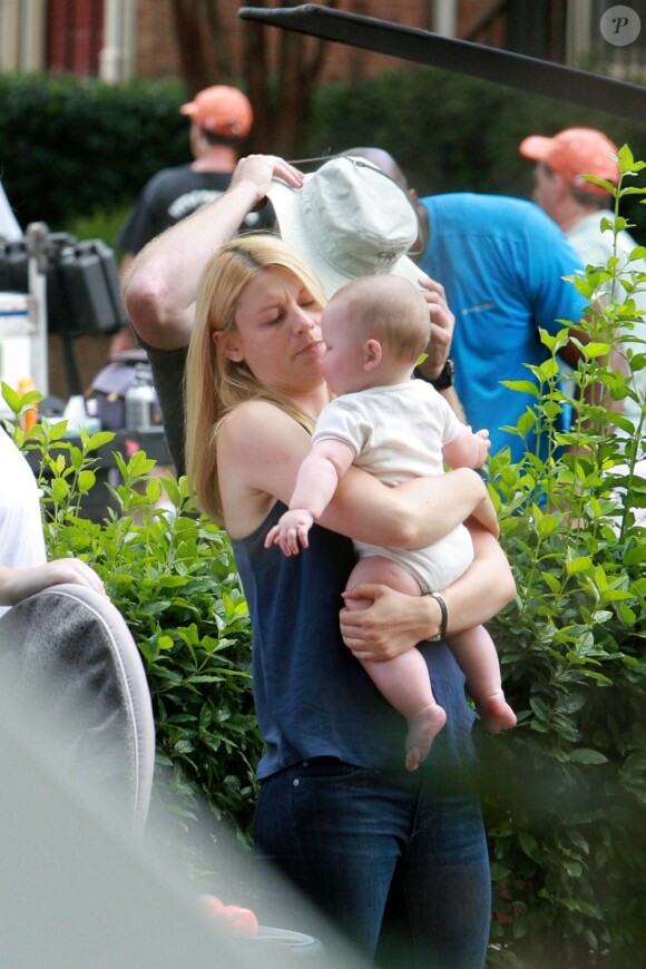 Claire Danes et son adorable fils Cyrus sur le tournage de la saison 3 de "Homeland" à Charlotte en Caroline du Nord, le 10 juillet 2013.