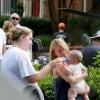 Claire Danes et son fils Cyrus sur le tournage de la saison 3 de "Homeland" à Charlotte en Caroline du Nord, le 10 juillet 2013.