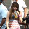 Chloë Moretz affiche son look grunge en buvant un thé glacé sur le tournage du film The Equalizer à Chelsea, le 15 juillet 2013.