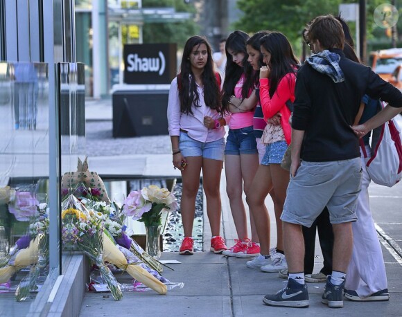Des fans sont venus déposer des fleurs et ont érigé un mémorial en hommage à l'acteur de la série "Glee" Cory Monteith décédé d'une overdose devant cet hôtel de Vancouver, le 13 juillet 2013.