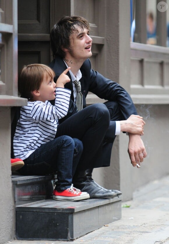 Pete Doherty et son fils Astile dont la maman est Lisa Moorish, à Londres le 27 juillet 2008. 