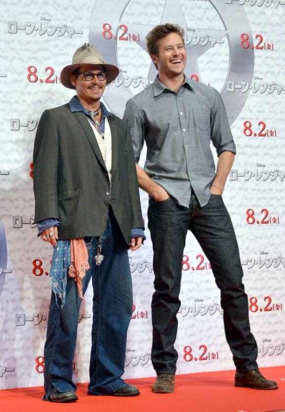 Johnny Depp et Armie Hammer lors de la promotion de Lone Ranger à Tokyo le 17 juillet 2013