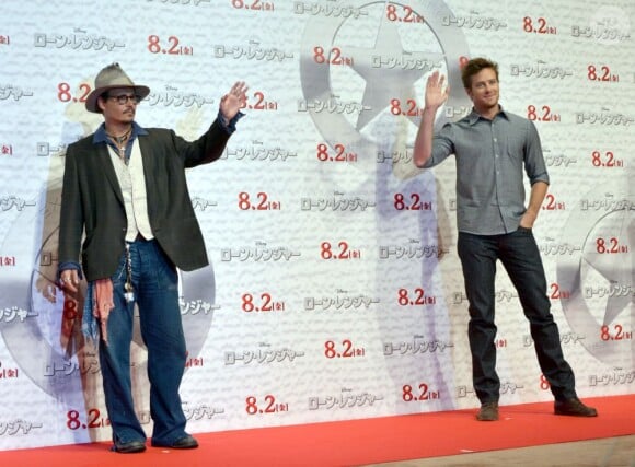 Les comédiens Johnny Depp et Armie Hammer lors de la promotion de Lone Ranger à Tokyo le 17 juillet 2013