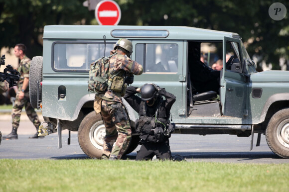 Denis Brogniart a participé à un exercice de sauvetage aux côtés de commandos de l'armée de l'air juste après le défilé du 14 juillet sur la place des Invalides a Paris, en descendant en corde lisse d'un hélicoptère.