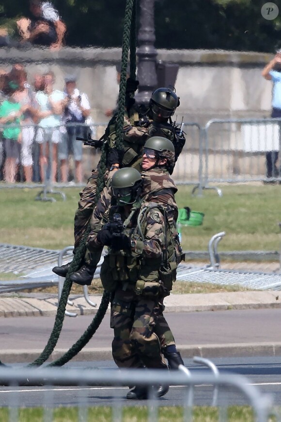 Denis Brogniart a participé à un exercice de sauvetage aux côtés de commandos de l'armée de l'air juste après le défilé du 14 juillet sur la place des Invalides a Paris, en descendant en corde lisse d'un hélicoptère.