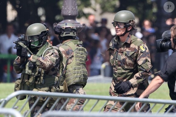 Denis Brogniart a participé à un exercice de sauvetage aux côtés de commandos de l'armée de l'air juste après le défilé du 14 juillet sur la place des Invalides a Paris, en descendant en corde lisse d'un hélicoptère.
