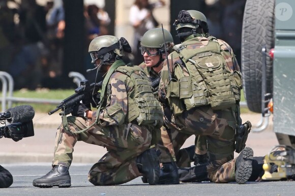 Denis Brogniart a participé à un exercice de sauvetage aux côtés de commandos de l'armée de l'air juste après le défilé du 14 juillet sur la place des Invalides a Paris, en descendant en corde lisse d'un hélicoptère.