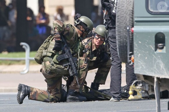 Denis Brogniart a participé à un exercice de sauvetage aux côtés de commandos de l'armée de l'air juste après le défilé du 14 juillet sur la place des Invalides a Paris, en descendant en corde lisse d'un hélicoptère.