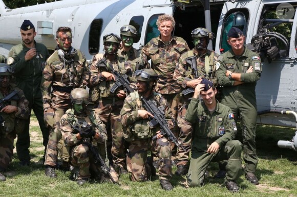 Denis Brogniart a participé à un exercice de sauvetage aux côtés de commandos de l'armée de l'air juste après le défilé du 14 juillet sur la place des Invalides a Paris, en descendant en corde lisse d'un hélicoptère.