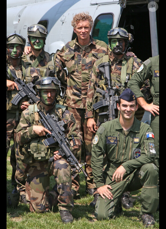 Denis Brogniart a participé à un exercice de sauvetage aux côtés de commandos de l'armée de l'air juste après le défilé du 14 juillet sur la place des Invalides a Paris, en descendant en corde lisse d'un hélicoptère.