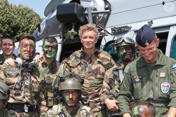 Denis Brogniart a participé à un exercice de sauvetage aux côtés de commandos de l'armée de l'air juste après le défilé du 14 juillet sur la place des Invalides a Paris, en descendant en corde lisse d'un hélicoptère.