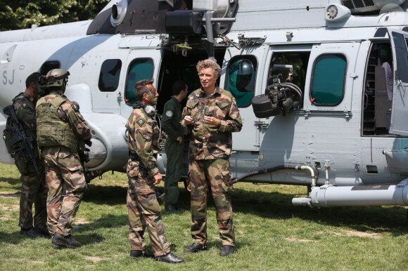 Denis Brogniart a participé à un exercice de sauvetage aux côtés de commandos de l'armée de l'air juste après le défilé du 14 juillet sur la place des Invalides a Paris, en descendant en corde lisse d'un hélicoptère.
