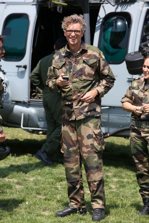 Denis Brogniart a participé à un exercice de sauvetage aux côtés de commandos de l'armée de l'air juste après le défilé du 14 juillet sur la place des Invalides a Paris, en descendant en corde lisse d'un hélicoptère.