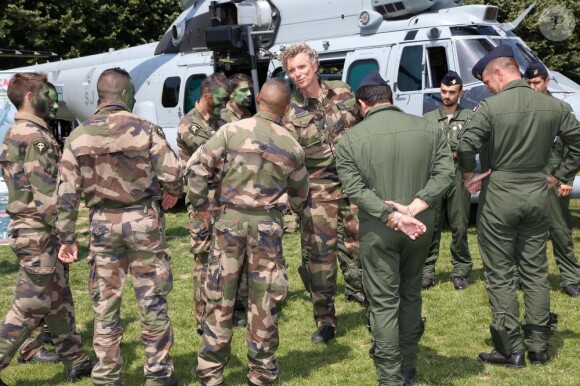 Denis Brogniart a participé à un exercice de sauvetage aux côtés de commandos de l'armée de l'air juste après le défilé du 14 juillet sur la place des Invalides a Paris, en descendant en corde lisse d'un hélicoptère.