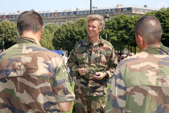 Denis Brogniart a participé à un exercice de sauvetage aux côtés de commandos de l'armée de l'air juste après le défilé du 14 juillet sur la place des Invalides a Paris, en descendant en corde lisse d'un hélicoptère.