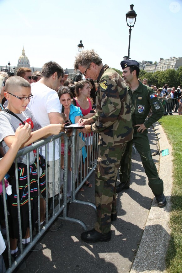 Denis Brogniart a participé à un exercice de sauvetage aux côtés de commandos de l'armée de l'air juste après le défilé du 14 juillet sur la place des Invalides a Paris, en descendant en corde lisse d'un hélicoptère.