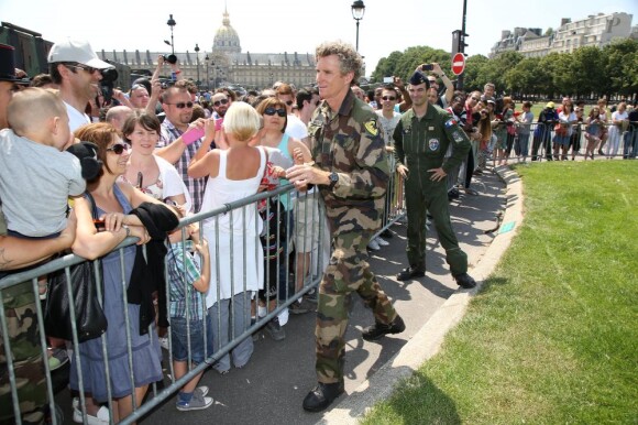 Denis Brogniart a participé à un exercice de sauvetage aux côtés de commandos de l'armée de l'air juste après le défilé du 14 juillet sur la place des Invalides a Paris, en descendant en corde lisse d'un hélicoptère.