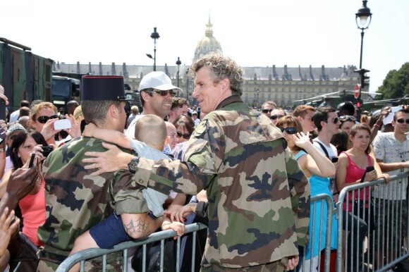 Denis Brogniart a participé à un exercice de sauvetage aux côtés de commandos de l'armée de l'air juste après le défilé du 14 juillet sur la place des Invalides a Paris, en descendant en corde lisse d'un hélicoptère.