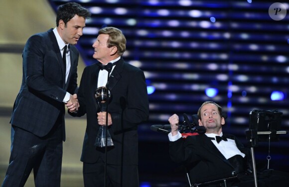 Ben Affleck récompense la Team Hoyt, Dick et Rick Hoyt lors de la cérémonie des ESPY Awards au Nokia Theatre de Los Angeles le 17 juillet 2013