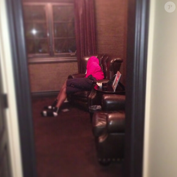 Khloe Kardashian a posté une photo de son époux endormi dans leur maison. Juillet 2013.