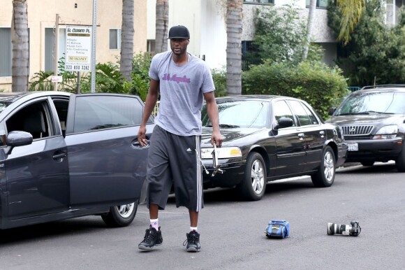 Lamar Odom, le mari de Khloe Kardashian, s'en prend à un paparazzi et à sa voiture. Mercredi 10 juillet.
