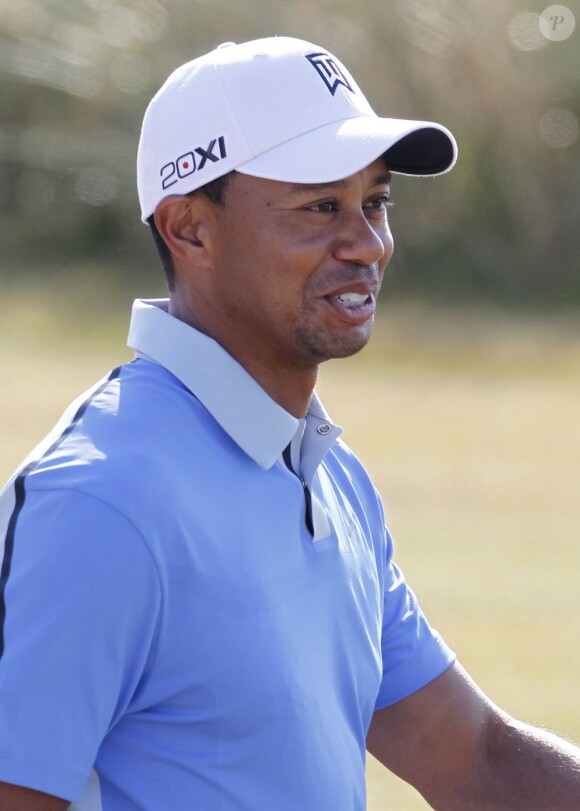 Tiger Woods avec le sourire à l'entraînement au Muirfield Golf Club à l'occasion du Bristish Open à Muirfield en Ecosse